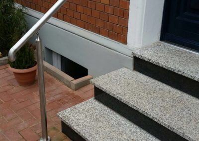 Treppenaufgang mit Edelstahl-Geländer