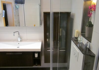 Badezimmer mit Dusche